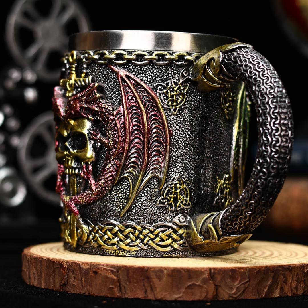 Tasse mit Drachenflügeln und Totenkopfmotiv
