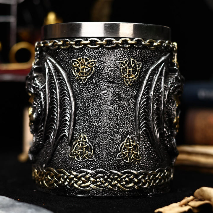 Tasse mit Drachenflügeln und Totenkopfmotiv