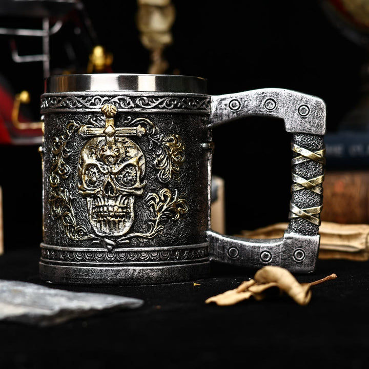 Tasse mit nordischem Totenkopf und Schwert