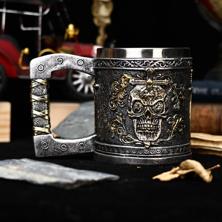 Tasse mit nordischem Totenkopf und Schwert