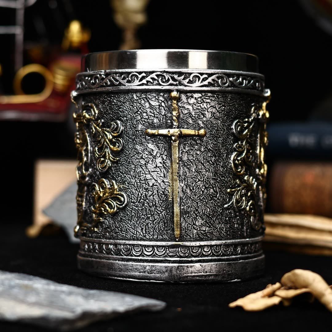 Tasse mit nordischem Totenkopf und Schwert