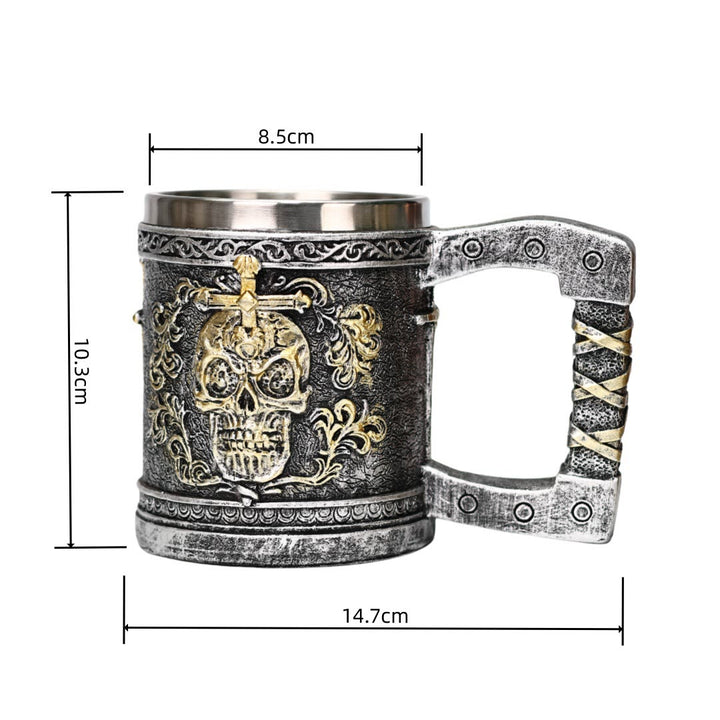 Tasse mit nordischem Totenkopf und Schwert