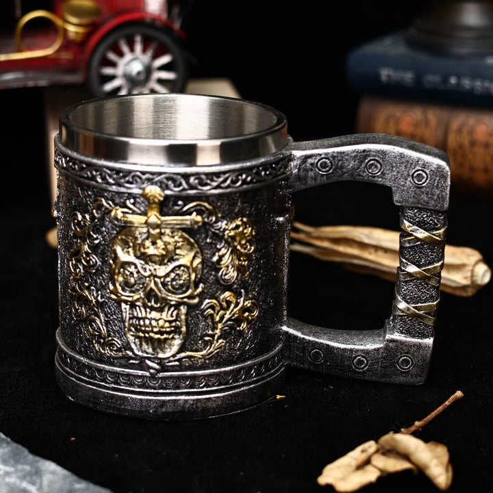 Tasse mit nordischem Totenkopf und Schwert