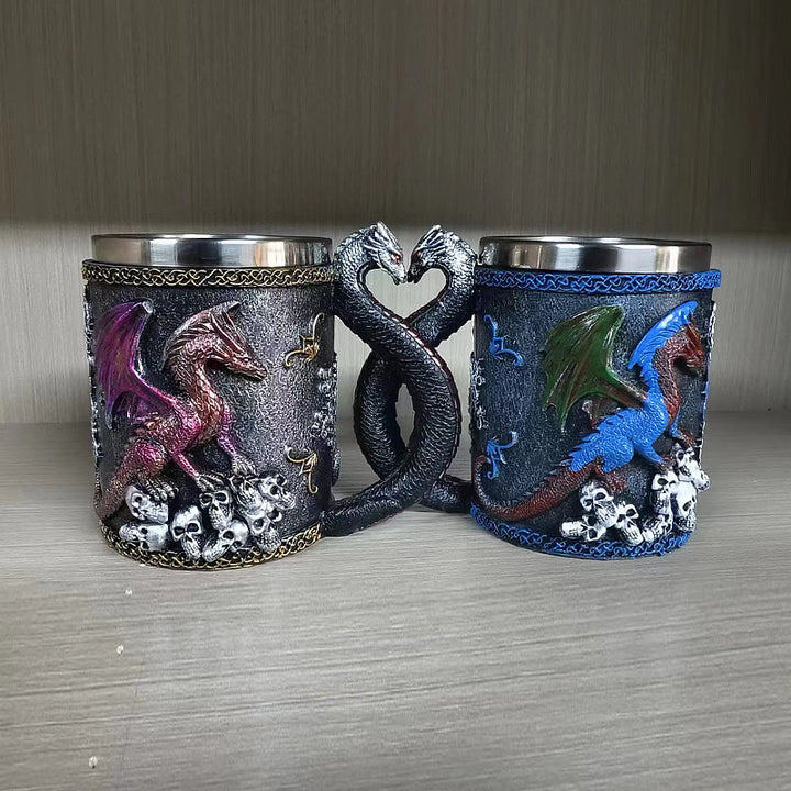 Tasse mit nordischem Drachenschädel