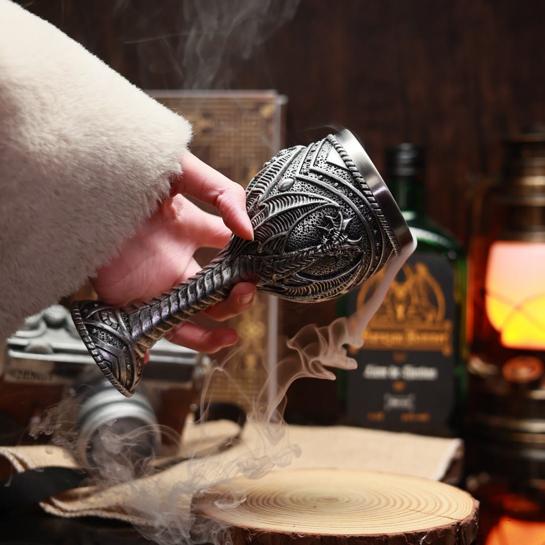 WorldNorse Kelch aus Kunstharz mit fliegendem Drachen