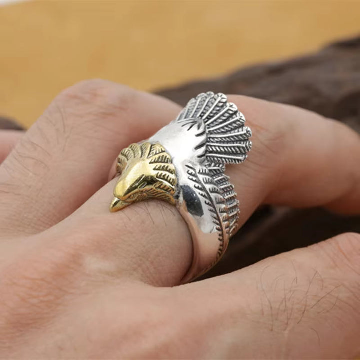 Ring mit nordischem Adler und ausgebreiteten Flügeln
