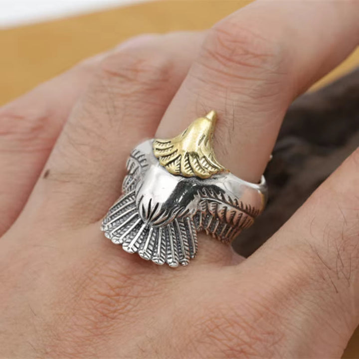 Ring mit nordischem Adler und ausgebreiteten Flügeln