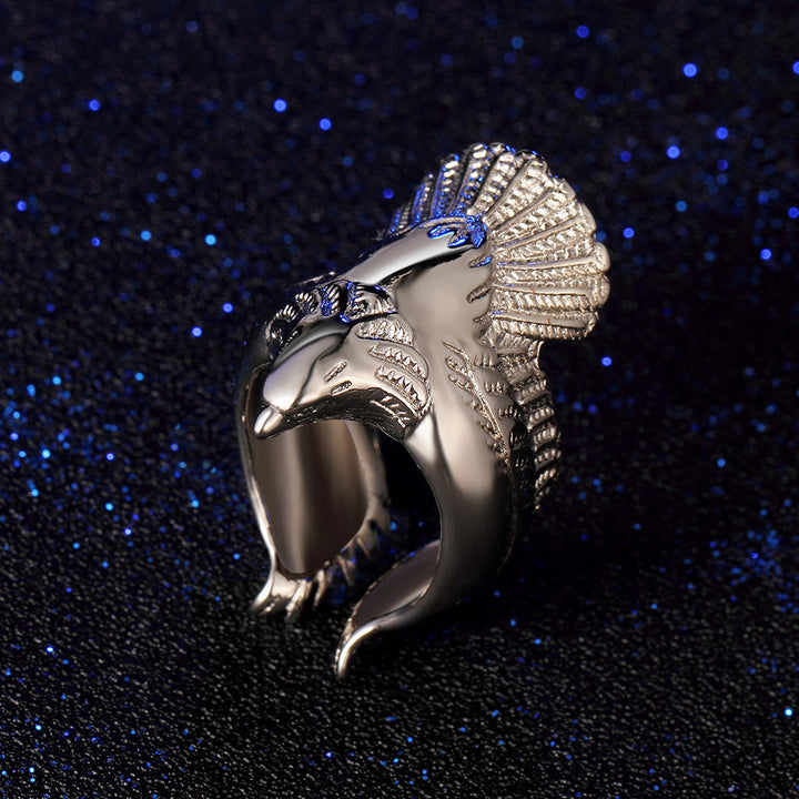 Ring mit nordischem Adler und ausgebreiteten Flügeln