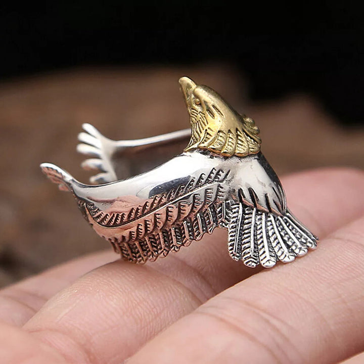 Ring mit nordischem Adler und ausgebreiteten Flügeln