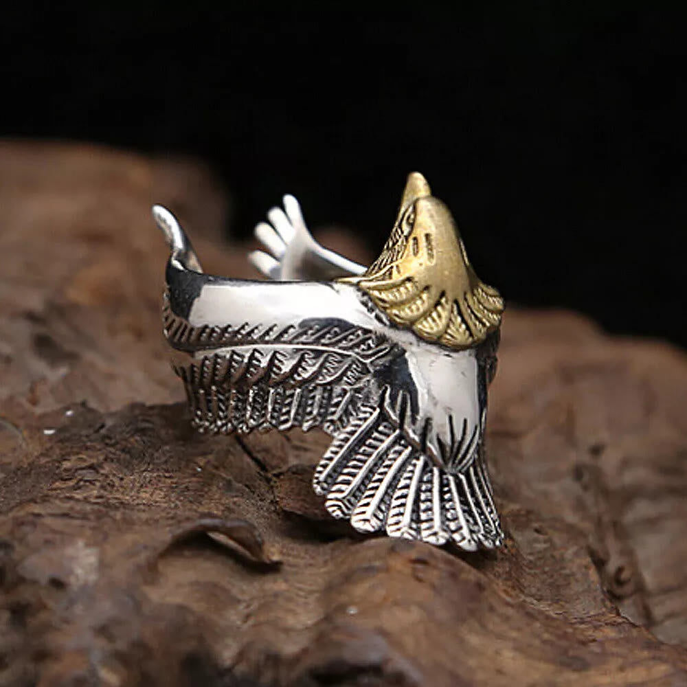 Ring mit nordischem Adler und ausgebreiteten Flügeln