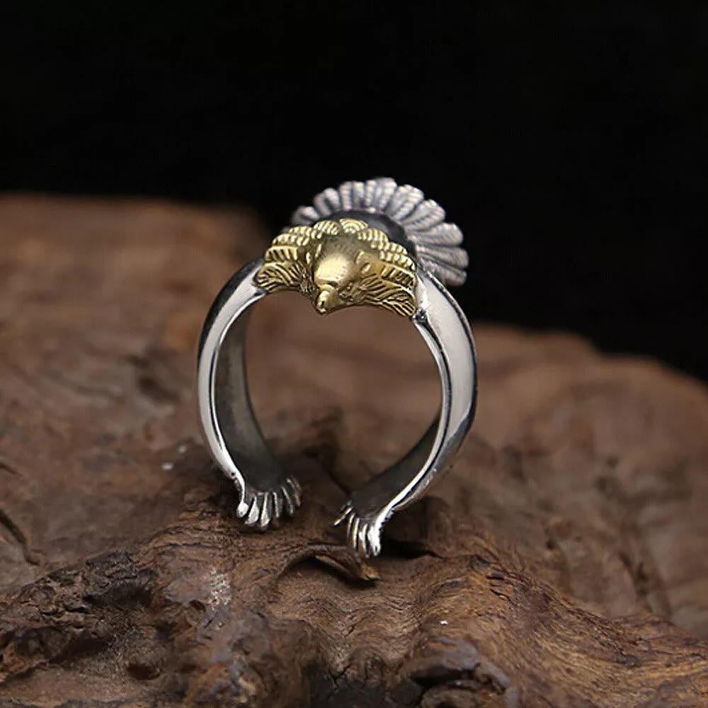 Ring mit nordischem Adler und ausgebreiteten Flügeln