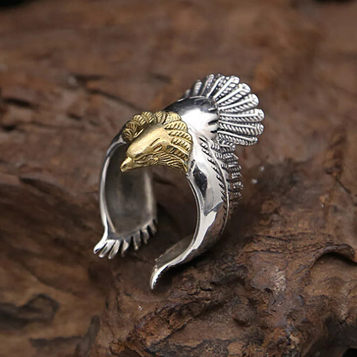 Ring mit nordischem Adler und ausgebreiteten Flügeln