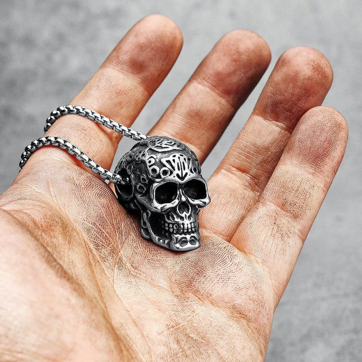 WorldNorse Halskette mit Totenkopf-Anhänger und Gravur
