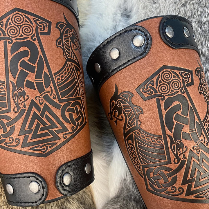 WorldNorse Mittelalterliche Armschienen aus Leder Mjölnir Valknut