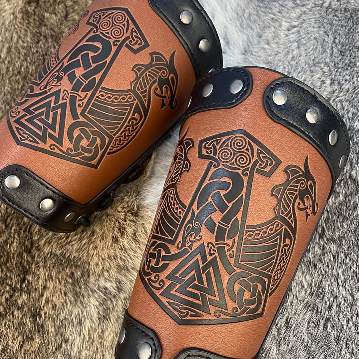 WorldNorse Mittelalterliche Armschienen aus Leder Mjölnir Valknut