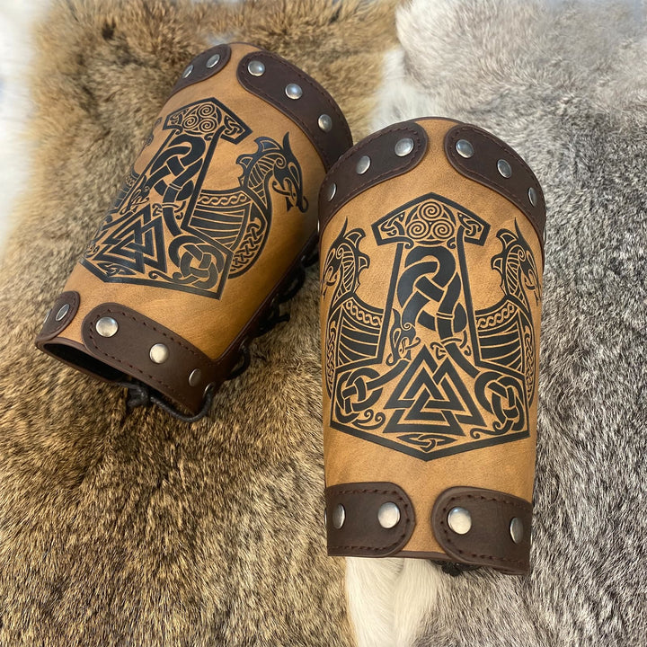 WorldNorse Mittelalterliche Armschienen aus Leder Mjölnir Valknut