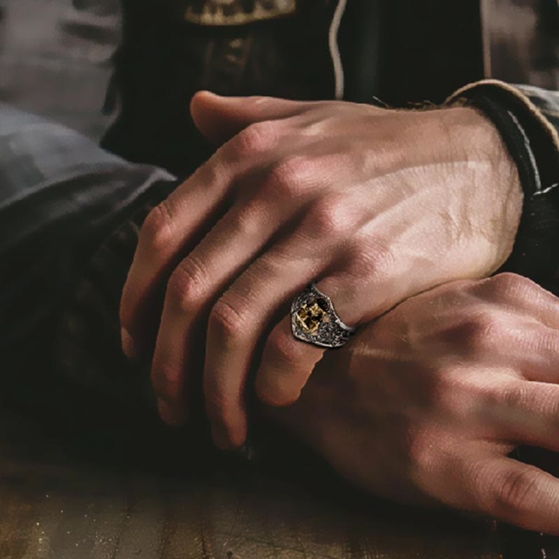 WorldNorse Ring aus handgefertigtem 925er Silber mit gotischem Totenkopf und Gravur - image 1