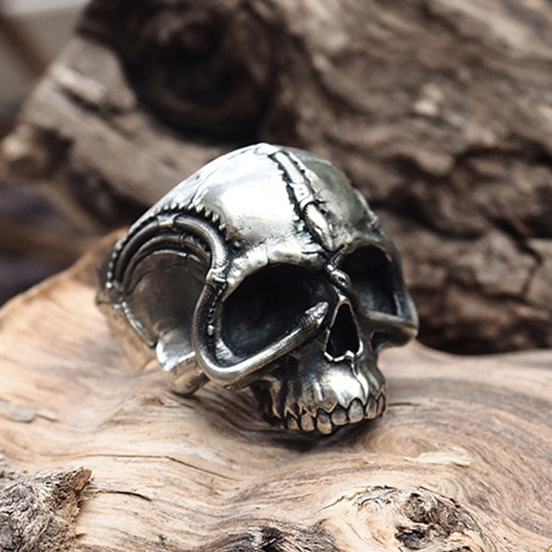 WorldNorse Ring mit Totenkopf-Motiv in Schlangenform, handgefertigtes 925er Silber - image 2