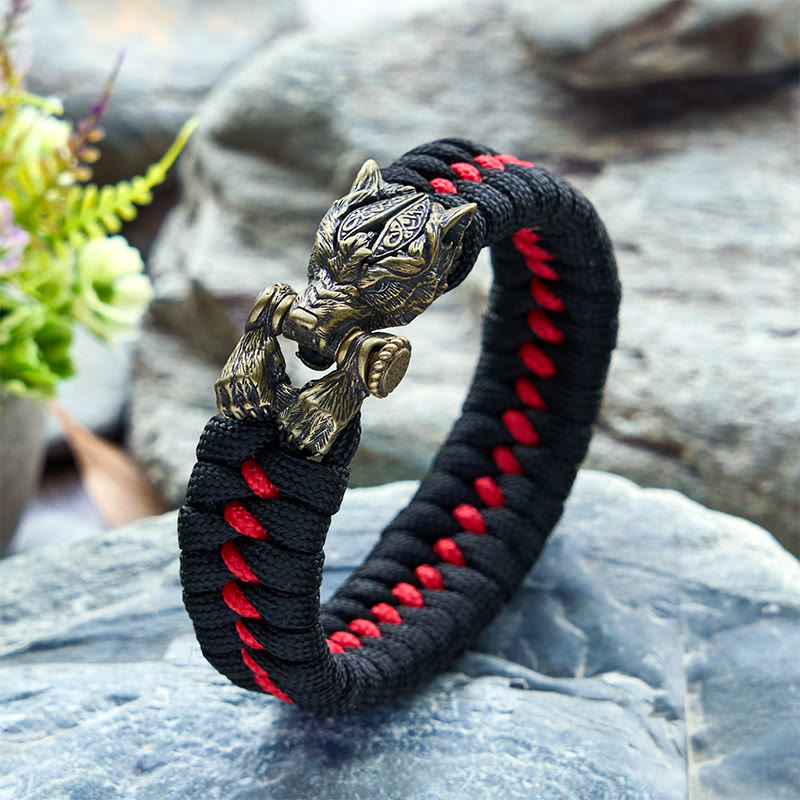WorldNorse Armband aus geflochtenem Paracord mit Wikinger-Krieger und Wolf - Schwarz & Rot - Innenumfang: 24 cm (Gesamtlänge 28 cm) - image 1