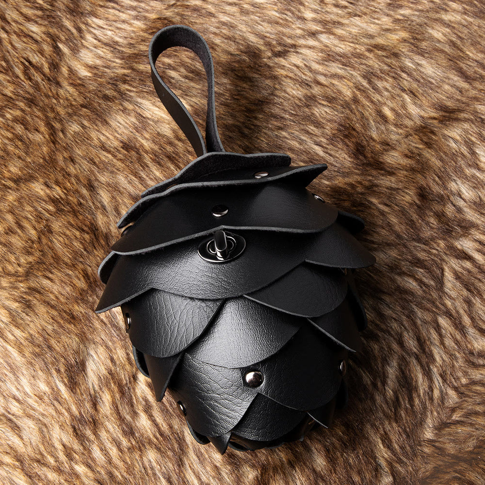 WorldNorse Künstlerische, mit Blütenblättern verzierte Ledertasche in Eichelform - Tannenzapfen - Schwarz - image 1