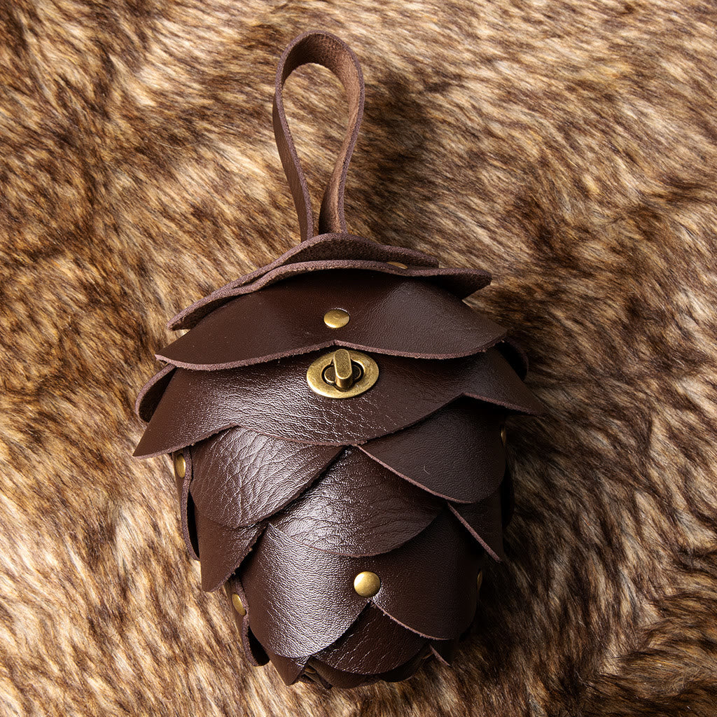 WorldNorse Künstlerische, mit Blütenblättern verzierte Ledertasche in Eichelform - Tannenzapfen - Braun - image 2
