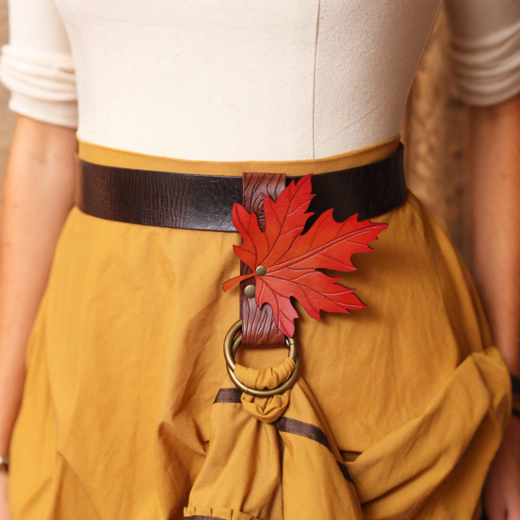 WorldNorse Rustikale Ledertasche und Gürtel mit Blattdekor - Brauner Gürtel + Ahornblatt-Clip - image 2