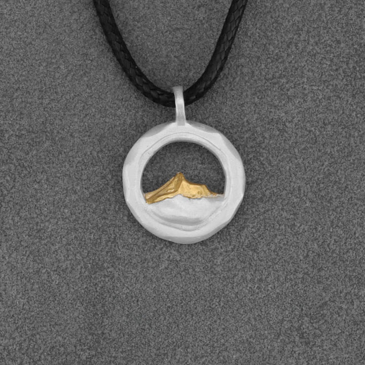 WorldNorse Handgefertigtes Halskette mit Bergmotiv, Silber 999, mit Goldakzenten - Weiße Pendelleuchte mit schwarzem Wachskabel - NEIN DANKE - image 4