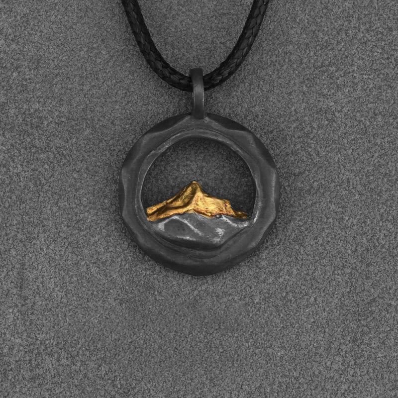 WorldNorse Handgefertigtes Halskette mit Bergmotiv, Silber 999, mit Goldakzenten - Schwarzer Anhänger mit schwarzem Wachskabel - NEIN DANKE - image 6