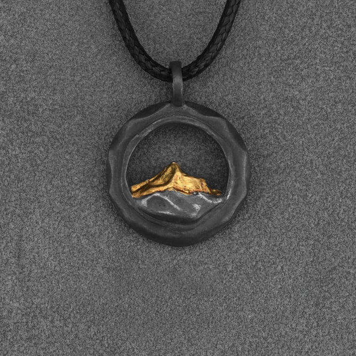 WorldNorse Handgefertigtes Halskette mit Bergmotiv, Silber 999, mit Goldakzenten - Schwarzer Anhänger mit schwarzem Wachskabel - NEIN DANKE - image 6