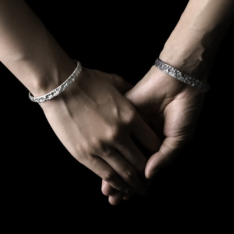 WorldNorse Handgefertigtes Armband aus 999 Silber mit mittelalterlicher Berggravur - image 1