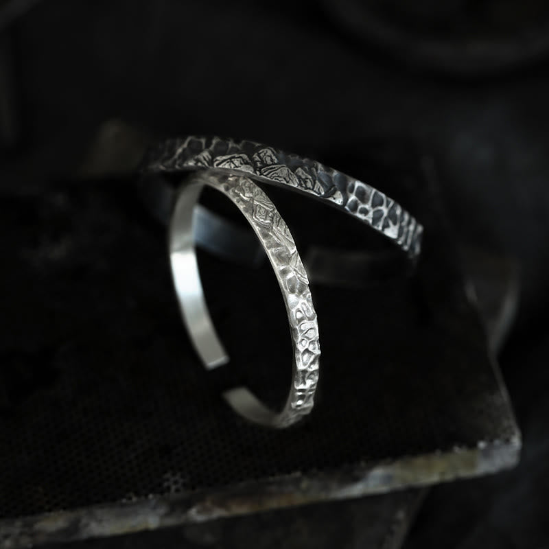 WorldNorse Handgefertigtes Armband aus 999 Silber mit mittelalterlicher Berggravur - image 3