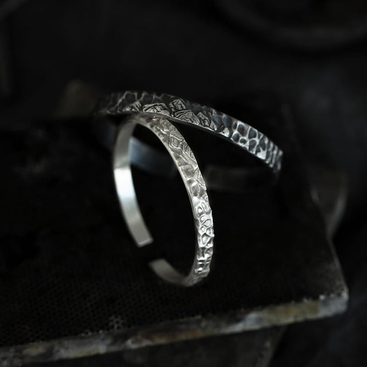WorldNorse Handgefertigtes Armband aus 999 Silber mit mittelalterlicher Berggravur - image 3