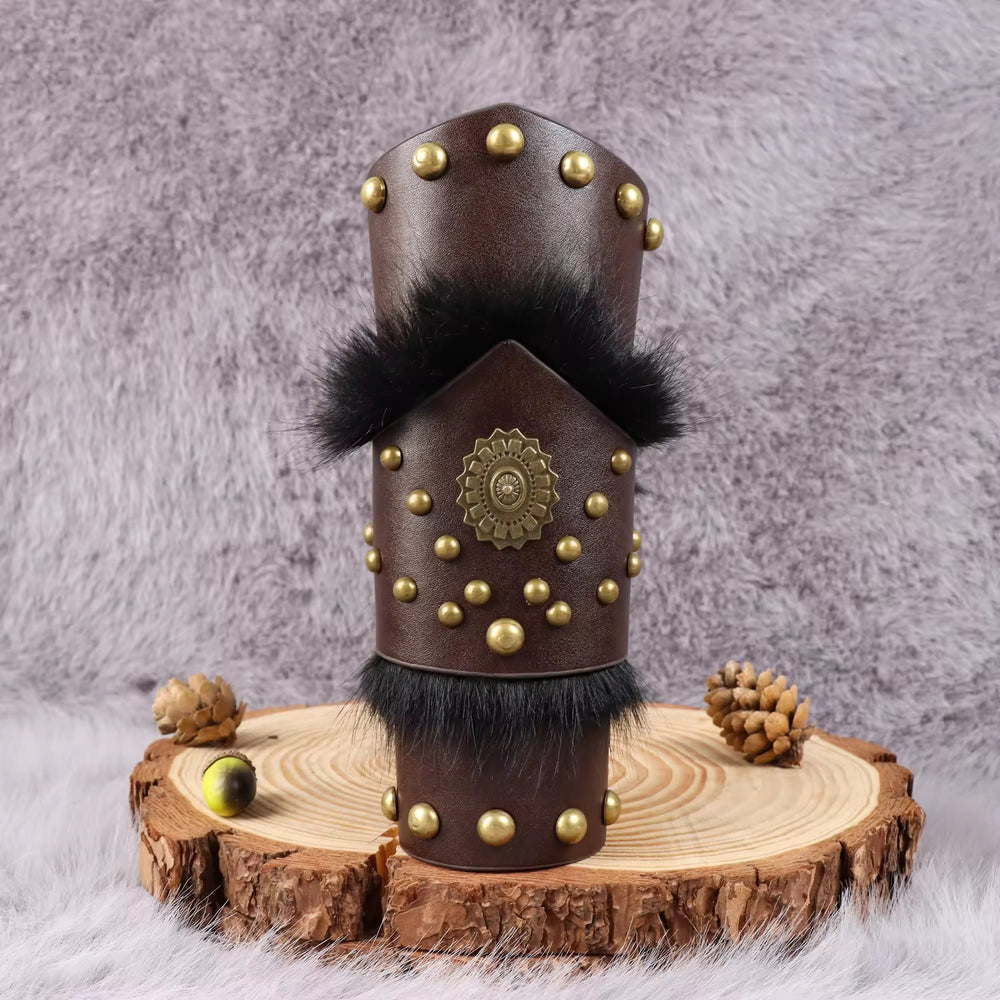 WorldNordische, mit Pelz besetzte, verzierte Armschienen - image 1