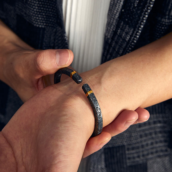WorldNorse Handgefertigtes 999 Silber dunkel strukturiertes, gedrehtes Armband mit Goldbesatz - image 7