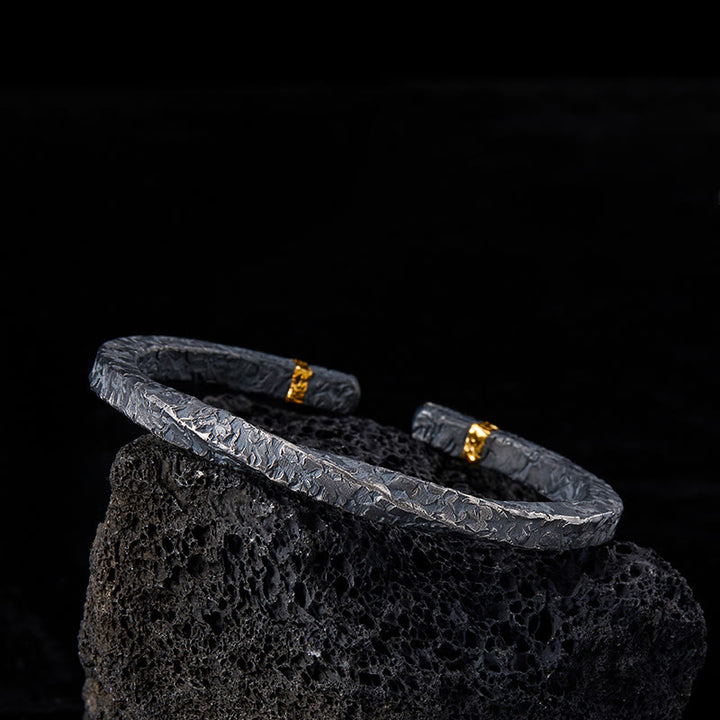 WorldNorse Handgefertigtes 999 Silber dunkel strukturiertes, gedrehtes Armband mit Goldbesatz - image 0