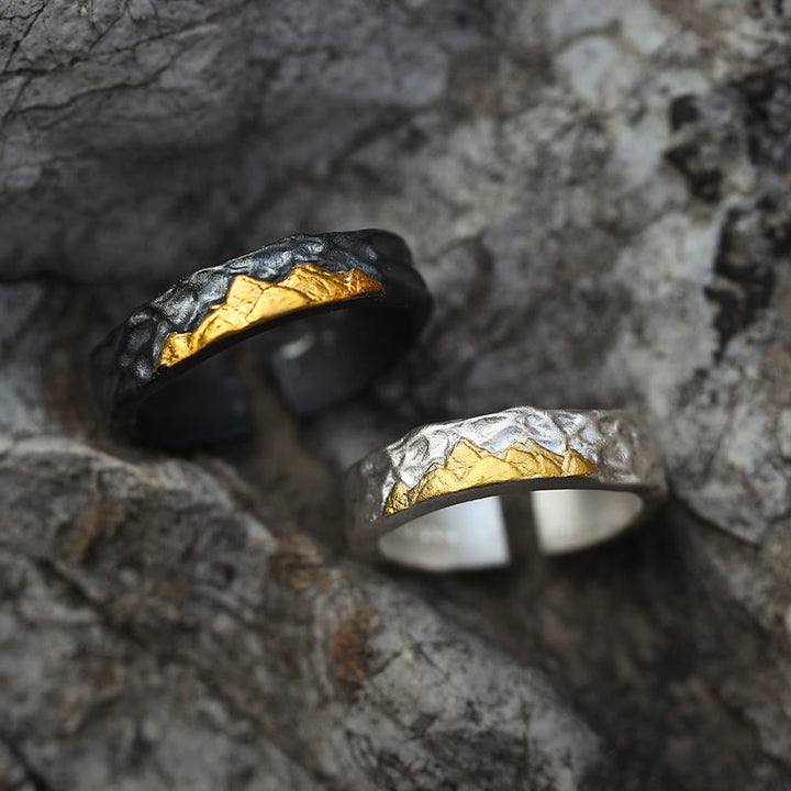 WorldNorse Handgefertigtes 999 Silber Robuster Ring mit Goldverzierungen und Bergmotiv - image 0