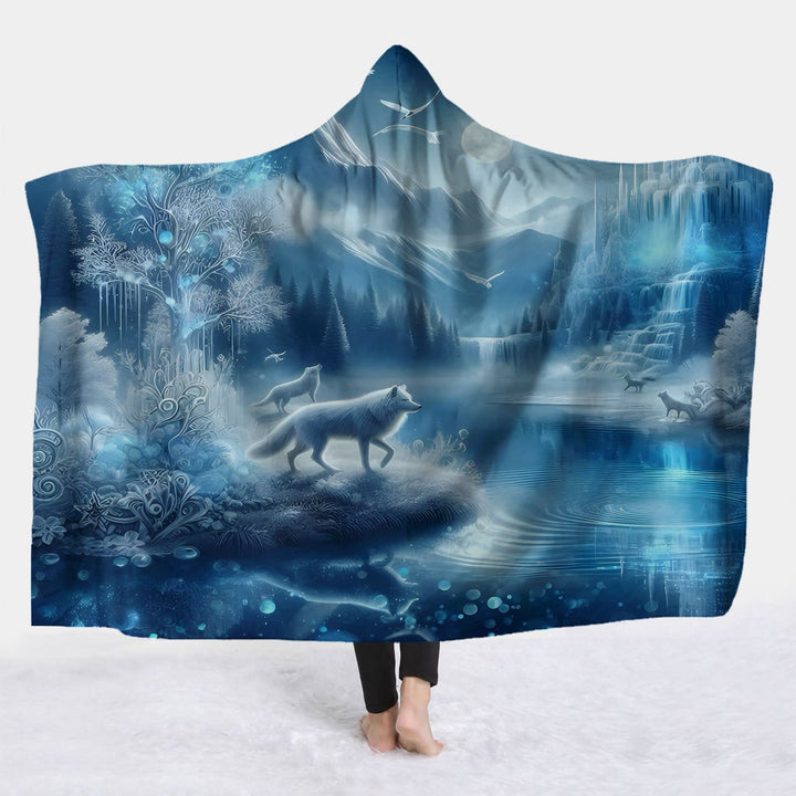 WorldNorse Ethereal Azure Frostwood Wolf Kapuzendecke - 150 x 200 cm - image 1
