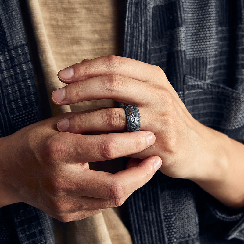 WorldNorse Handgefertigtes Ring aus 999 Sterlingsilber mit mattierter Kruste und Goldeinlage - image 6