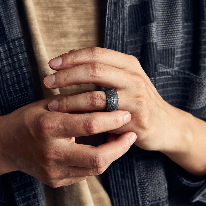 WorldNorse Handgefertigtes Ring aus 999 Sterlingsilber mit mattierter Kruste und Goldeinlage - image 6