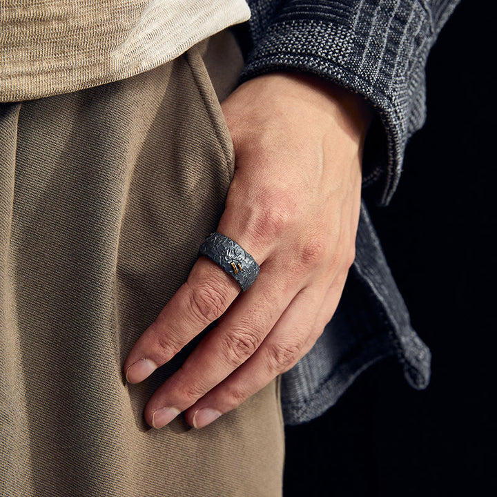 WorldNorse Handgefertigtes Ring aus 999 Sterlingsilber mit mattierter Kruste und Goldeinlage - image 1