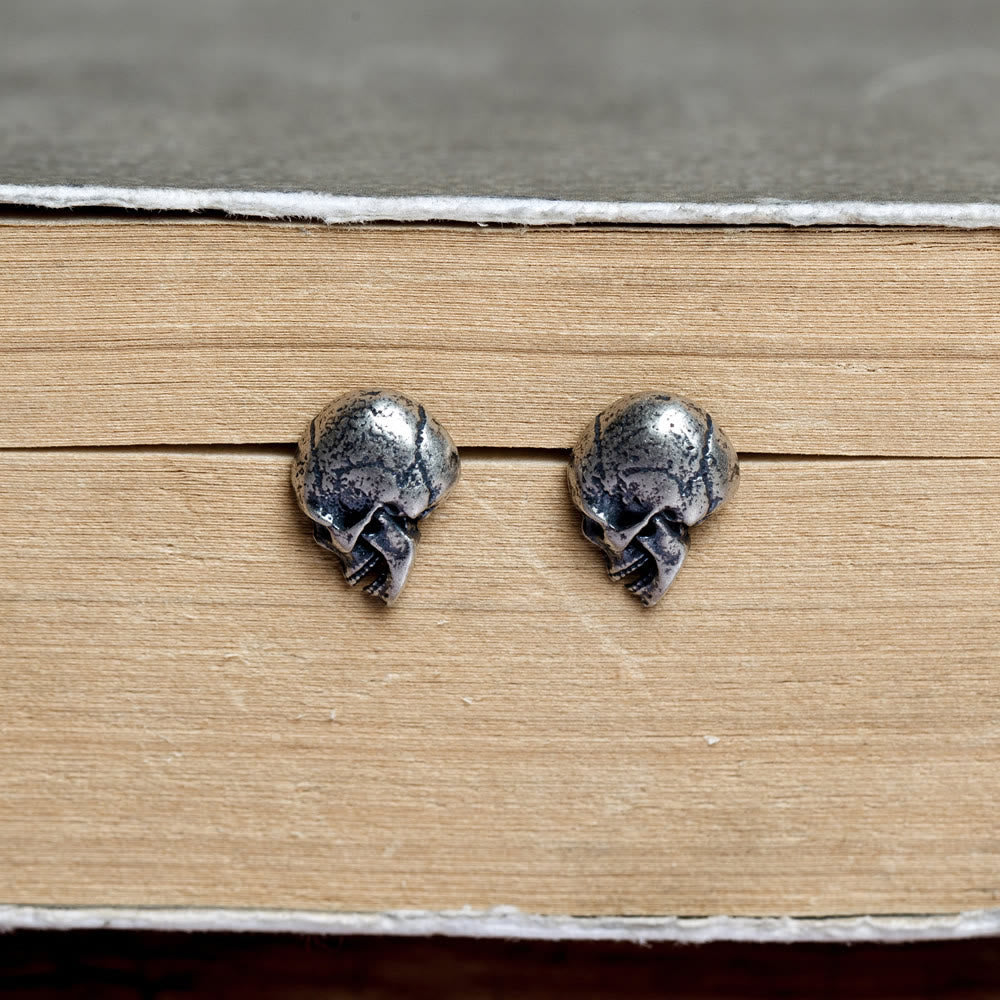 WorldNorse Handgefertigte Totenkopf-Ohrringe aus 925er Silber mit strukturierter Oberfläche - image 2