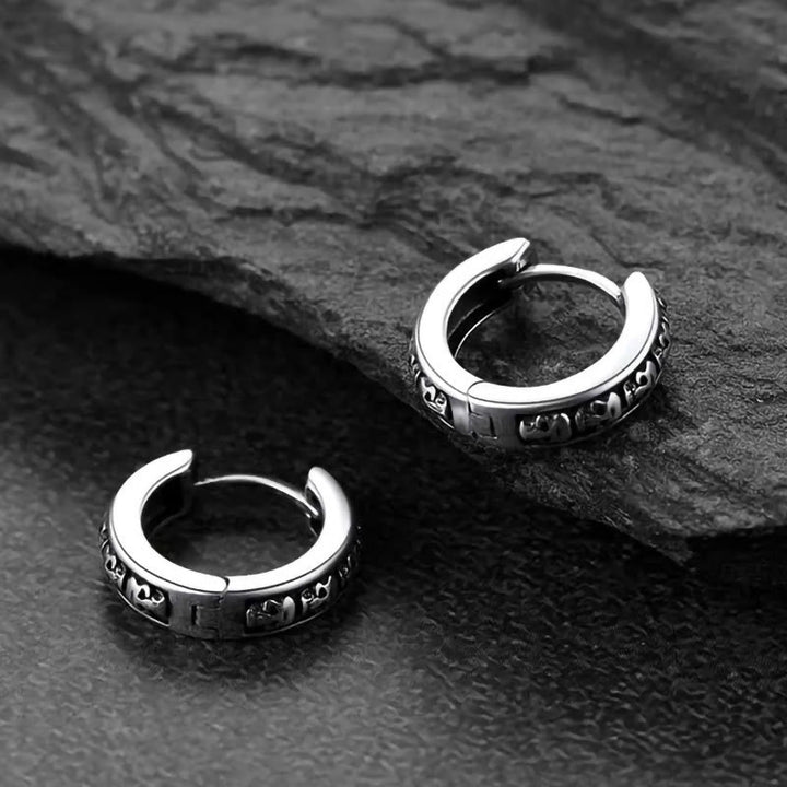 WorldNorse Viking Skull Row Huggie Ohrringe - image 3