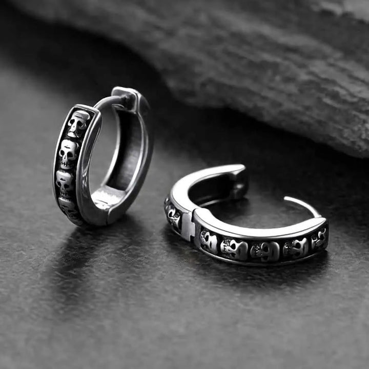 WorldNorse Viking Skull Row Huggie Ohrringe - image 2