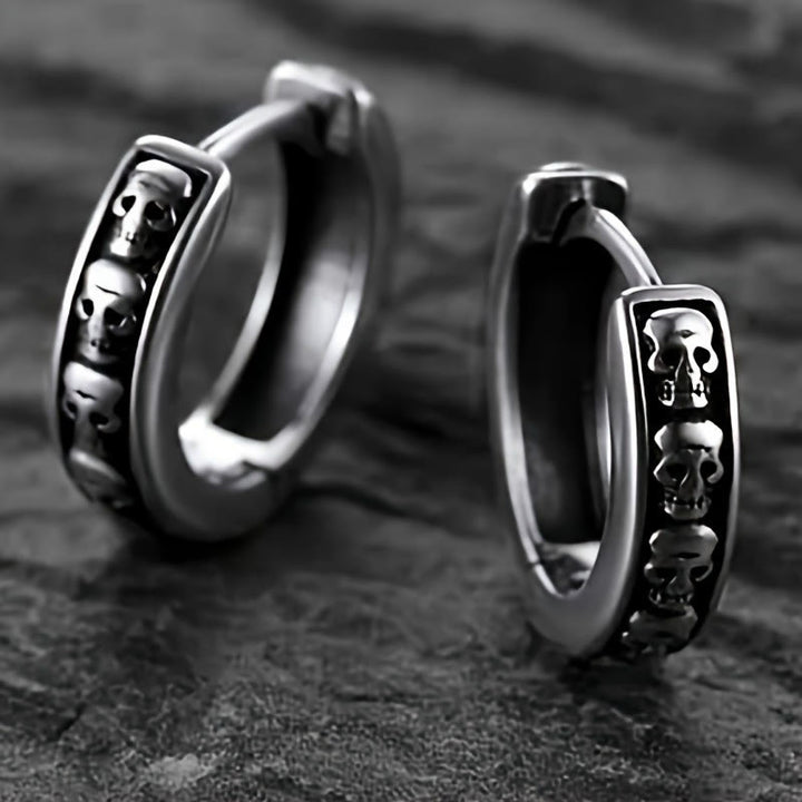 WorldNorse Viking Skull Row Huggie Ohrringe - Schädel - image 0