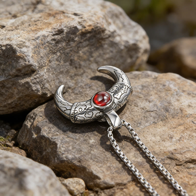 WorldNorse Crescent Twin Tusk Granat-Halskette - image 3