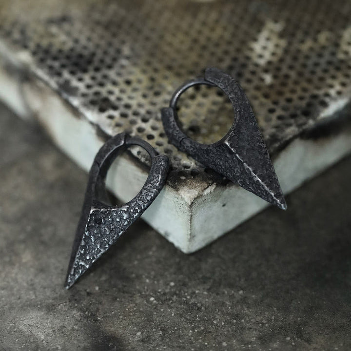 Handgefertigte Ohrringe aus 925er Silber mit Speerspitzen-Textur von WorldNorse - image 3
