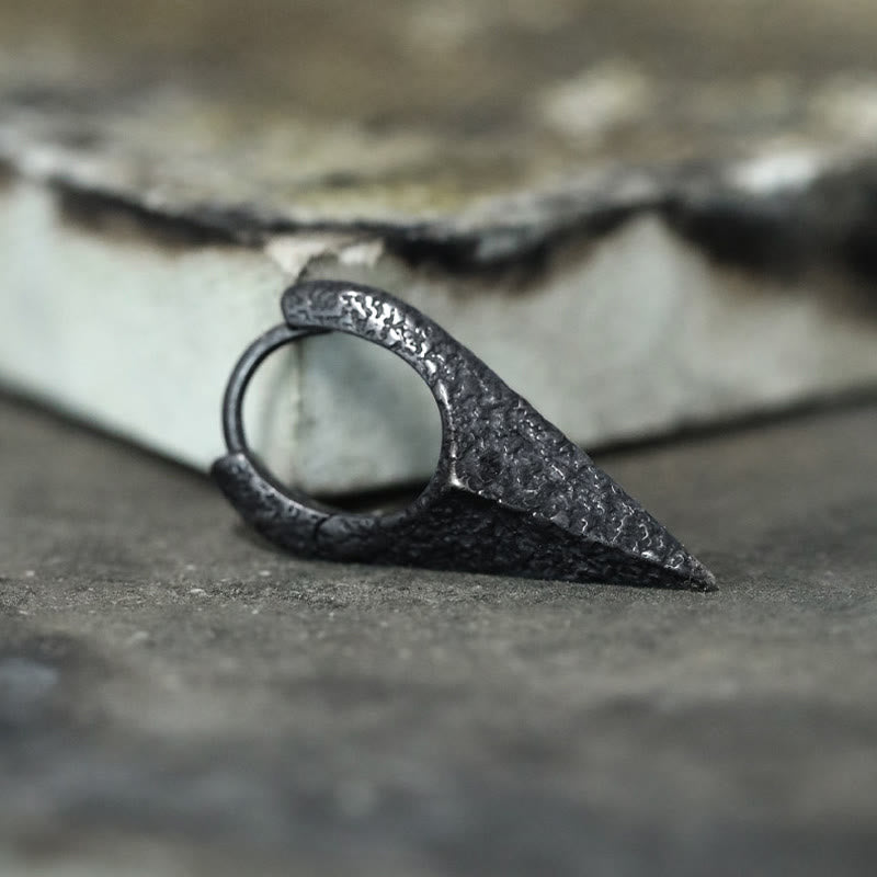 Handgefertigte Ohrringe aus 925er Silber mit Speerspitzen-Textur von WorldNorse - image 4