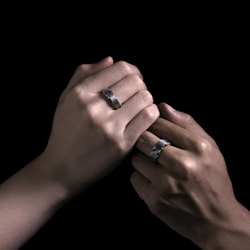 WorldNorse Handgefertigter Manschettenring aus 999er Silber mit Rissmuster - image 1