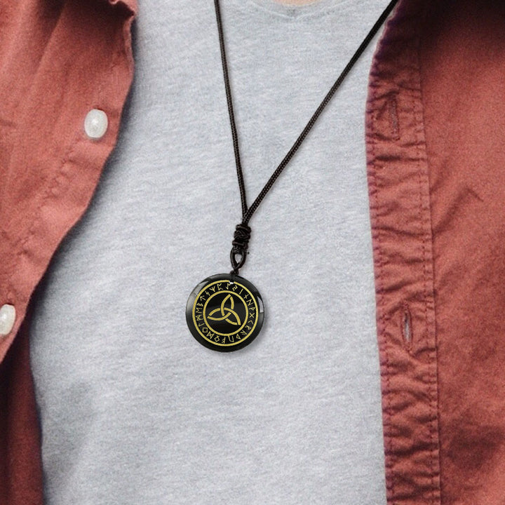 WorldNorse Triquetra Rune Kristallkette - image 1