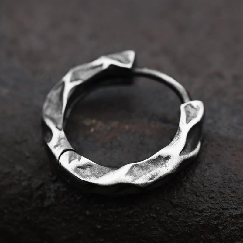 WorldNorse Handgefertigte Ohrringe aus 925er Silber mit gehämmertem Steinmuster - image 5